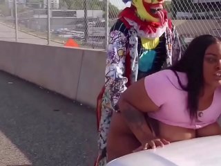 Gibby de clown eikels sappig tee op atlanta’s meest populair highway