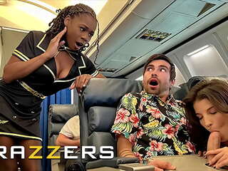 Sortudo fica fodido com flight attendant hazel graça em privado quando lasirena69 comes & joins para um elite sexo a 3 - brazzers