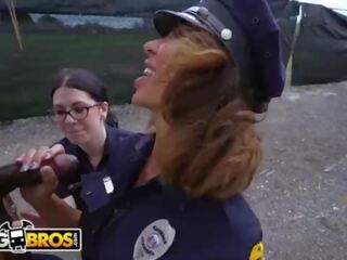 Bangbros - удачливий suspect отримує tangled вгору з деякі великий captivating жінка cops
