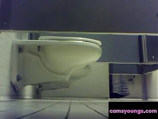 Koledža meitenes tualete spiegs, bezmaksas vebkāmera pieaugušais filma 3b: