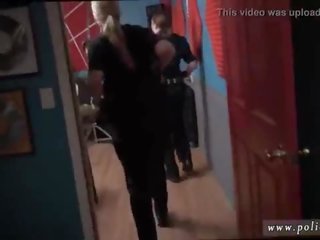 Nafsu bioskop milf mentah video captures petugas polisi menggesek bagian tubuh pasangan jenis sebuah deadbeat ayah.