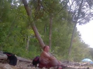 Fekete nudista jerkink neki férfi tovább oka meztelen tengerpart