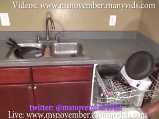 Solis brālis šantāža melnādainas pusaudze solis māsa uz virtuve kamēr mazgāšana dishes 18