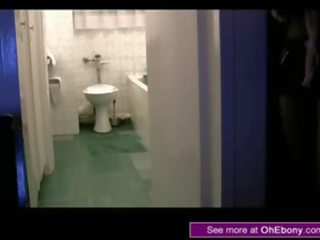 Musta afrikkalainen saattaja katu tyttö perseestä pysyvä sisään kylpyhuone kanssa töppäys kumulat laukaus
