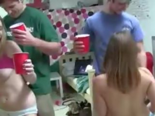 Penetrate पार्टी पर कॉलेज साथ alcohol