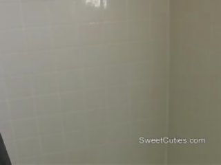 Aprótermetű 18yr régi dögös fekete tini figyelembe egy zuhany