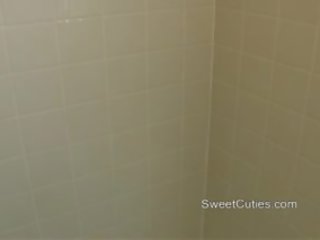 Liten och nätt 18yr gammal bystiga svart tonårs tagande en dusch