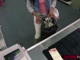 Perempuan hitam dan menggoda perempuan mencari untuk yang golf kelab mendapat fucked