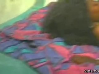 Provocatorio mulatta pollastrella prende sporco con afro bellimbusto