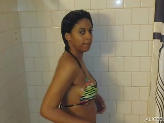 Perempuan hitam mengusik dalam yang mandi