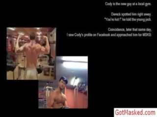 Smashing мускулест момък представяне край негов тяло от gotmasked