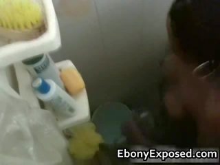 Elit tonårs flicka tagande en dusch gömd klotter