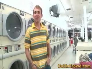 Panas kepada trot homoseksual seorang lelaki mempunyai seks filem dalam awam laundry 1 oleh outincrowd